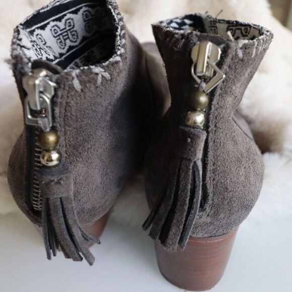 Last Price! TOMS Women Sz 8 Ankle Boot Suede Grey Wedge Booties Tassels Western - Picture 4 of 9